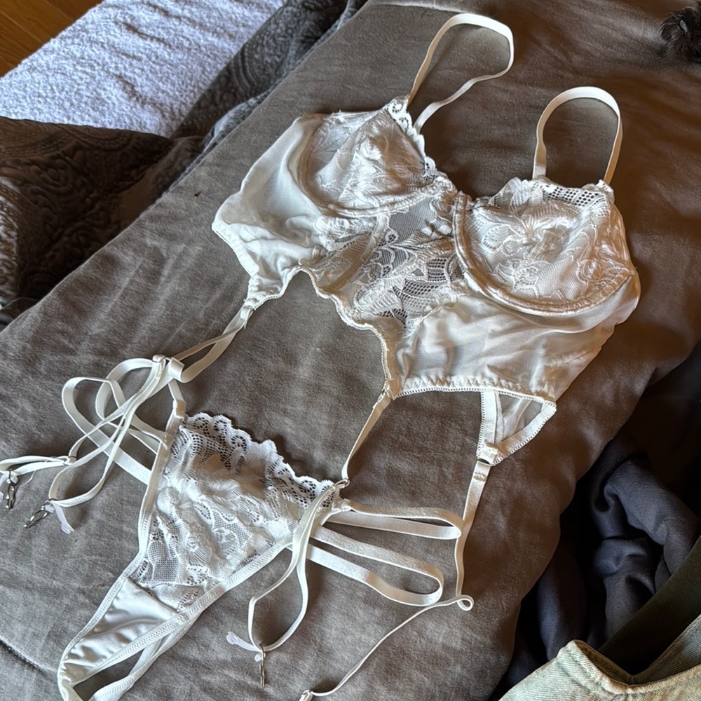 Elegant White Lace Lingerie Set